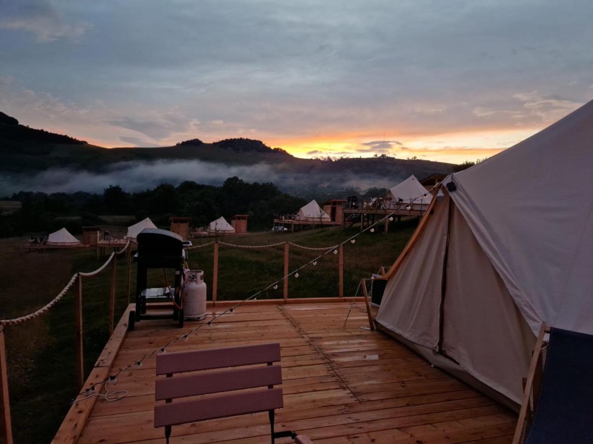 The Hunters Glamping Hotel Ciudanovita Eksteriør billede