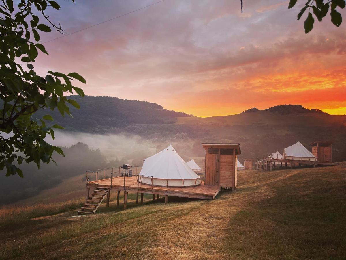 The Hunters Glamping Hotel Ciudanovita Eksteriør billede